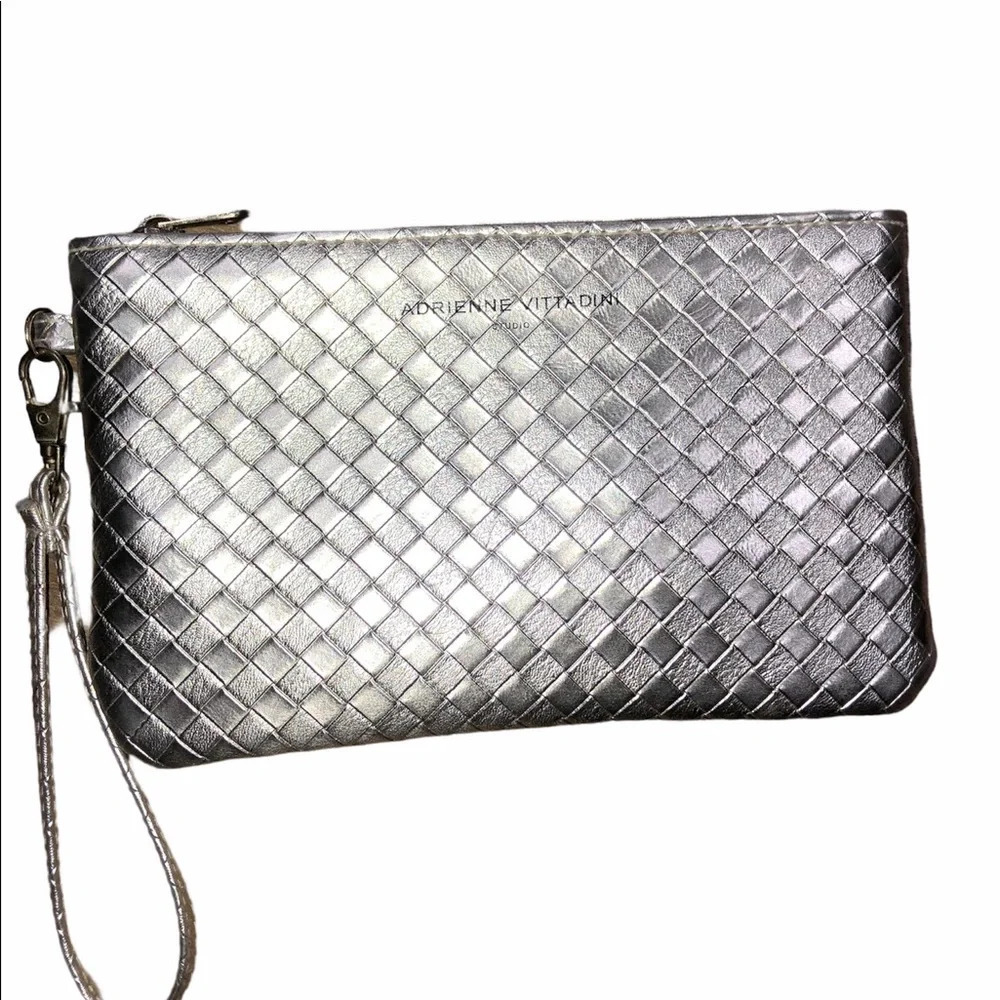 Adrienne Vittadini studio gold lattice woven handheld travel/shopping wristlet - Picture 2 of 7